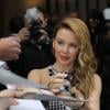 Kylie Minogue signe quelques autographes devant la Grosvenor House où se déroulent les Q Awards, le 22 octobre 2012.