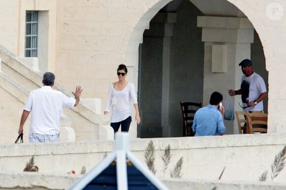 Jessica Biel s'apprête à quitter l'hôtel Borgo Egnazia, le dimanche 21 octobre 2012.