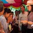 La princesse Marie de Danemark donnant des denrées et des médicaments au village de Kroch, au Cambodge, le 11 octobre 2012, lors de sa visite officielle du 9 au 12 en sa qualité de marraine de DanChurchAid.