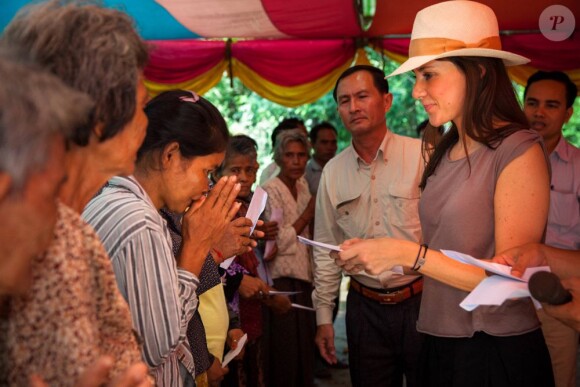 La princesse Marie de Danemark donnant des denrées et des médicaments au village de Kroch, au Cambodge, le 11 octobre 2012, lors de sa visite officielle du 9 au 12 en sa qualité de marraine de DanChurchAid.