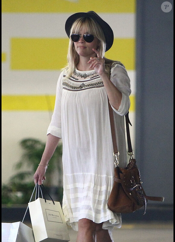 Superbe look pour Reese Witherspoon qui fait du shopping à Los Angeles, le 23 octobre 2012