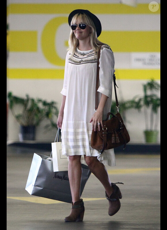 Reese Witherspoon fait du shopping à Los Angeles, le 23 octobre 2012