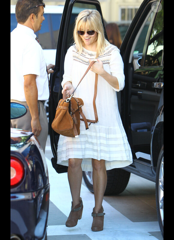Reese Witherspoon fait du shopping à Los Angeles, le 23 octobre 2012