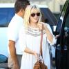 Reese Witherspoon, jeune maman, fait du shopping à Los Angeles, le 23 octobre 2012