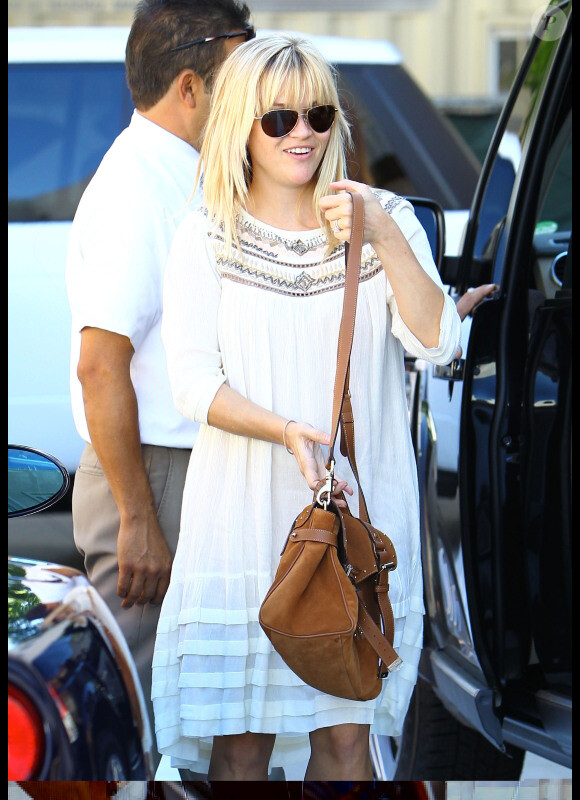 Reese Witherspoon, jeune maman, fait du shopping à Los Angeles, le 23 octobre 2012