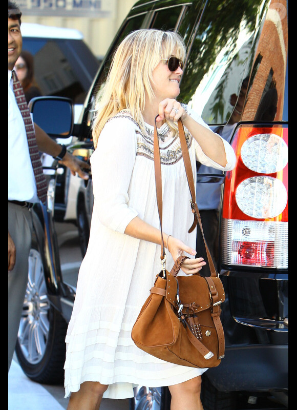 Reese Witherspoon fait du shopping à Los Angeles, le 23 octobre 2012