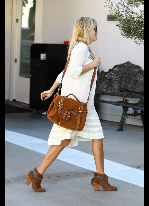 Reese Witherspoon fait du shopping à Los Angeles, le 23 octobre 2012