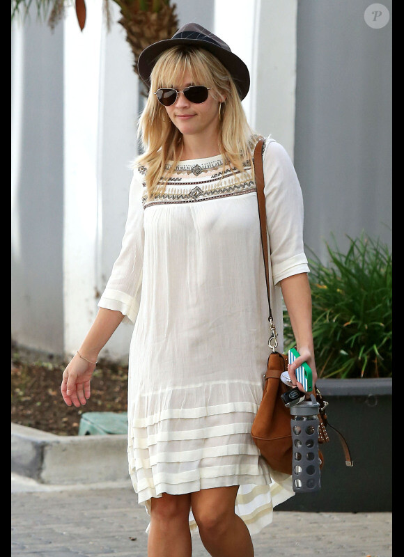 Reese Witherspoon fait du shopping à Los Angeles, le 23 octobre 2012