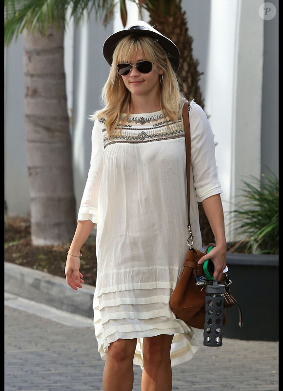 Reese Witherspoon fait tranquillement du shopping à Los Angeles, le 23 octobre 2012
