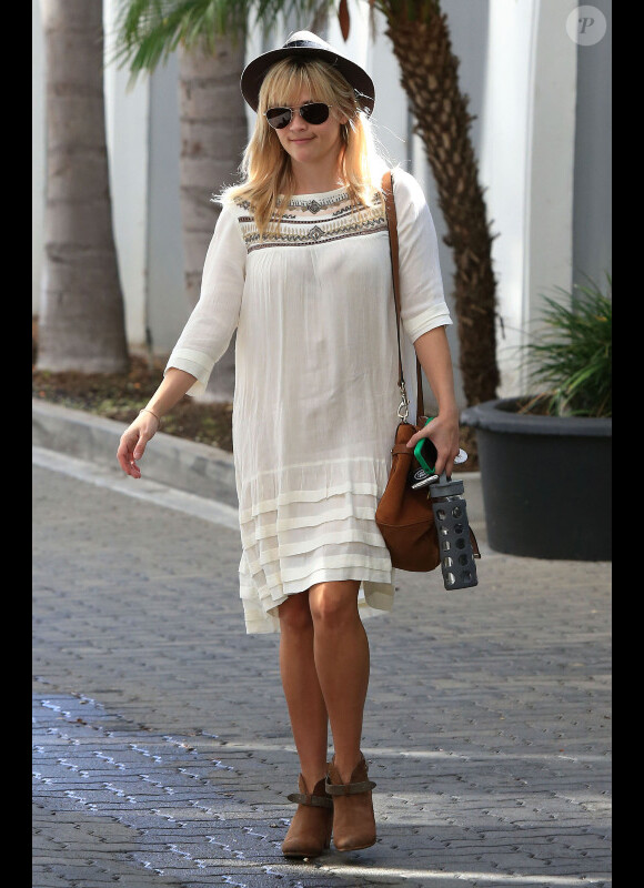 Reese Witherspoon fait du shopping à Los Angeles, le 23 octobre 2012