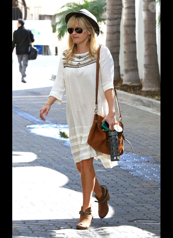 Reese Witherspoon, radieuse, fait du shopping à Los Angeles, le 23 octobre 2012