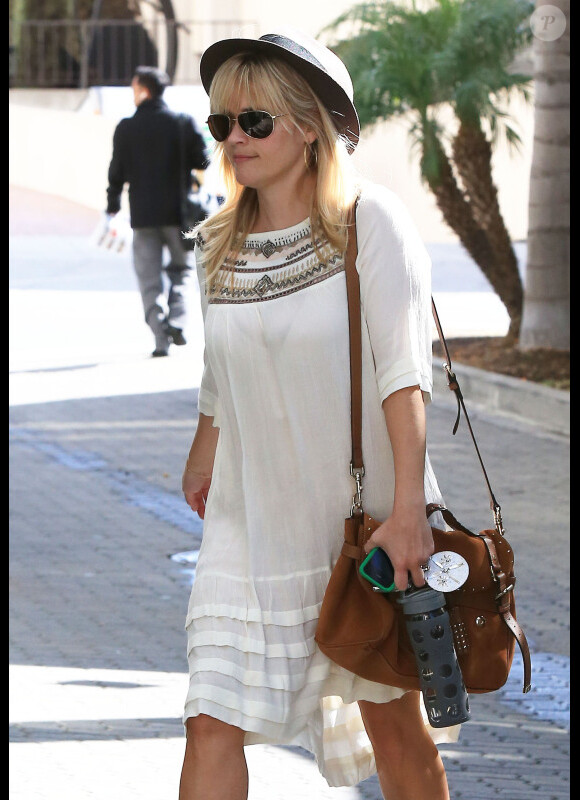 Reese Witherspoon fait du shopping à Los Angeles, le 23 octobre 2012