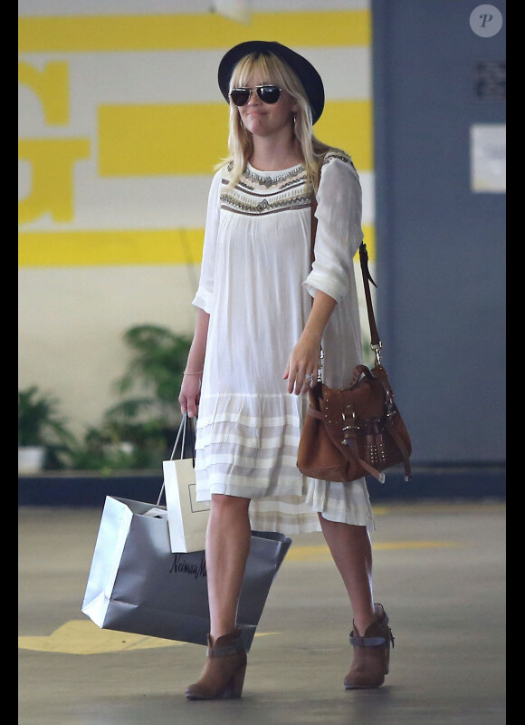 Reese Witherspoon fait du shopping à Los Angeles, le 23 octobre 2012