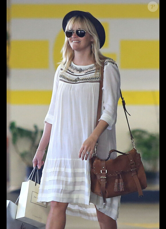 Reese Witherspoon fait du shopping à Los Angeles, le 23 octobre 2012