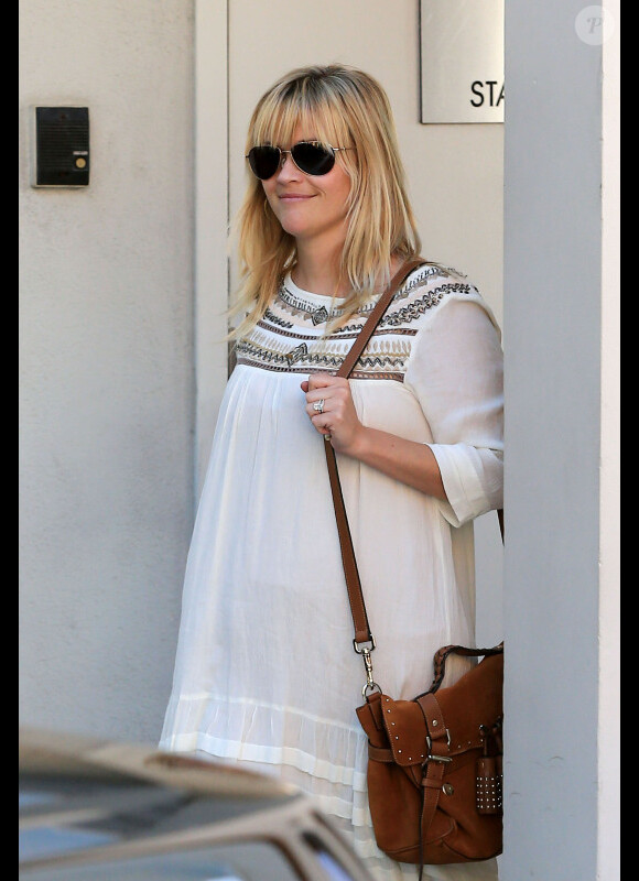 La jolie Reese Witherspoon fait du shopping à Los Angeles, le 23 octobre 2012