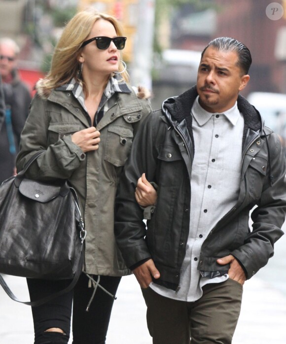 Mena Suvari et son nouveau boyfriend Salvador Sanchez dans les rues de New York, le 24 octobre 2012.