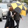 Vanessa Paradis et un grand parapluie sur le tournage du film Fading Gigolo à New York le 25 octobre 2012
