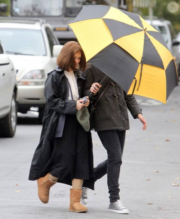 Vanessa Paradis et un grand parapluie sur le tournage du film Fading Gigolo à New York le 25 octobre 2012
