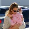 Jessica Alba en plein élan de tendresse avec sa fille Haven le 25 octobre 2012 à Los Angeles