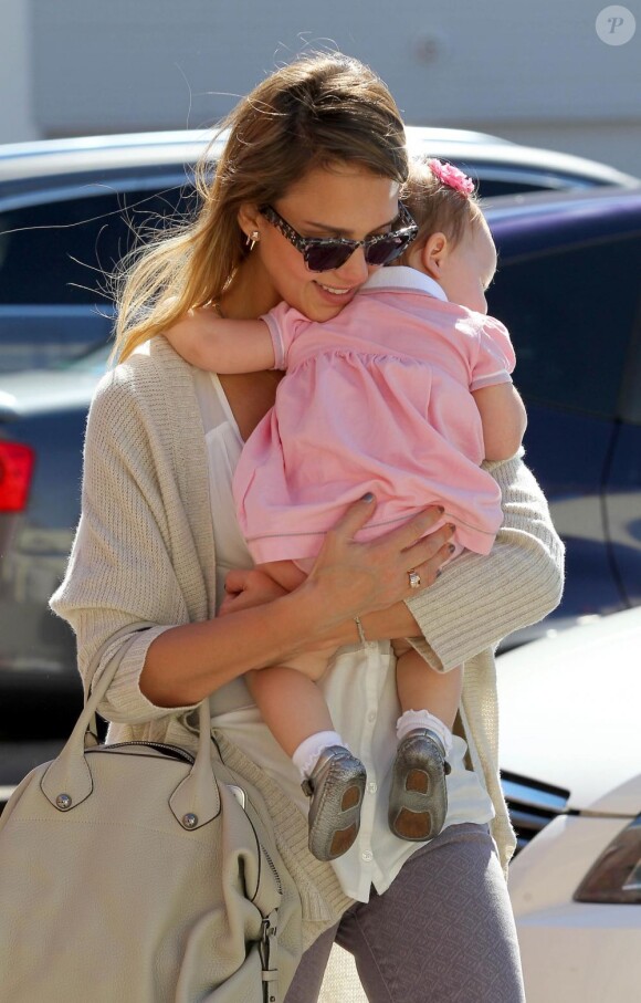 Jessica Alba en plein élan de tendresse avec sa fille Haven le 25 octobre 2012 à Los Angeles