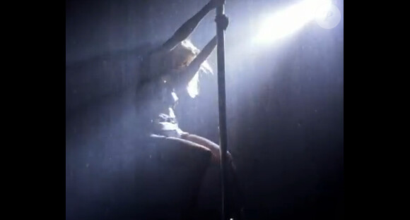 Heidi Klum en petite tenue sur une barre de pôle dance, plus sexy que jamais pour les besoins du magazine Hunger. La star a été shootée par Rankin dans une vidéo rock et ultra-sensuelle.