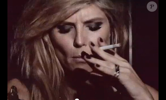 Heidi Klum se transforme en rock-star plus sexy que jamais pour les besoins du magazine Hunger. La star a été shootée par Rankin dans une vidéo rock et ultra-sensuelle.