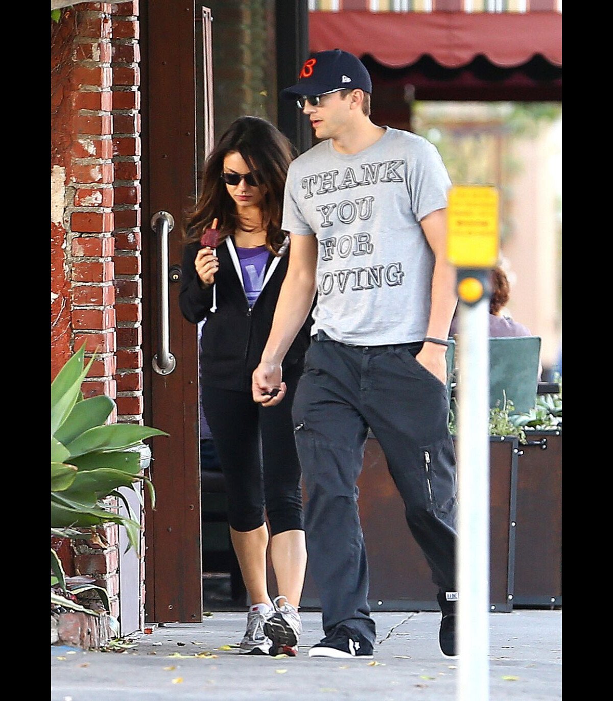 Photo Mila Kunis Et Ashton Kutcher En Couple Se Baladent Dans Les Rues De Los Angeles Le