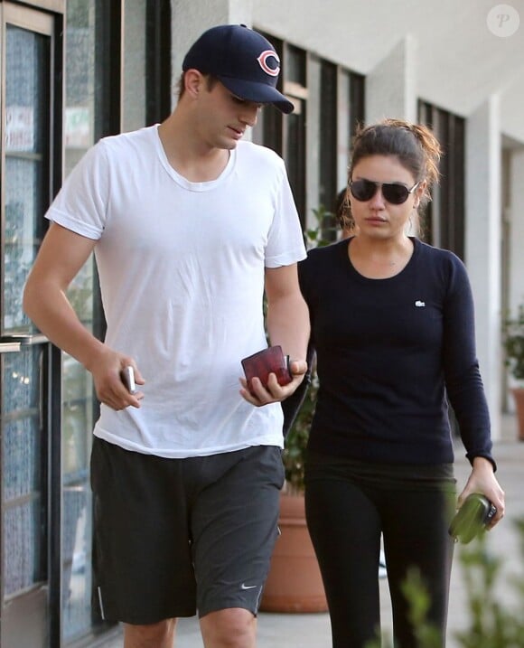 Mila Kunis et Ashton Kutcher vont se faire dorloter les pieds chez Pampered Foot à Los Angeles le 19 octobre 2012.