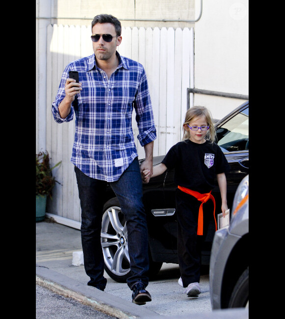 Jennifer Garner et Ben Affleck sont allés chercher leurs filles, Violet et Seraphina, à leur cours de karaté. Violet a obtenu la ceinture orange. Los Angeles, le 26 octobre 2012