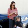 Jennifer Garner et Ben Affleck sont allés chercher leurs filles, Violet et Seraphina, à leur cours de karaté. Violet a obtenu la ceinture orange. Los Angeles, le 26 octobre 2012