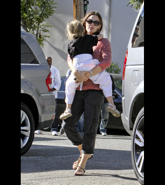 Jennifer Garner, l'adorable Samuel dans les bras, offre un petit-déjeuner chez Starbucks à Seraphina. Los Angeles, 26 octobre 2012