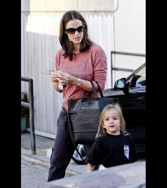 Jennifer Garner et Ben Affleck sont allés chercher leurs filles, Violet et Seraphina, à leur cours de karaté. Violet a obtenu la ceinture orange. Los Angeles, le 26 octobre 2012