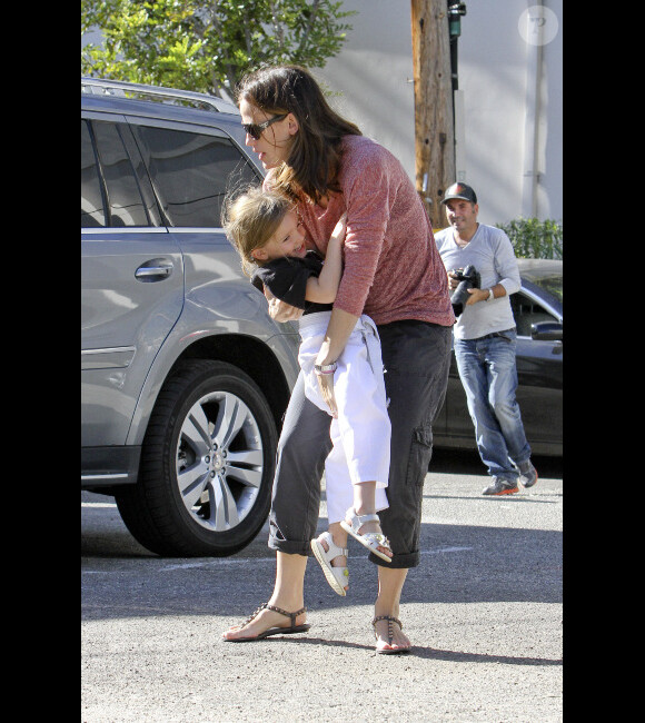 Jennifer Garner et Ben Affleck sont allés chercher leurs filles, Violet et Seraphina, à leur cours de karaté. Violet a obtenu la ceinture orange. Seraphina ne quitte pas les bras de sa maman. Los Angeles, le 26 octobre 2012