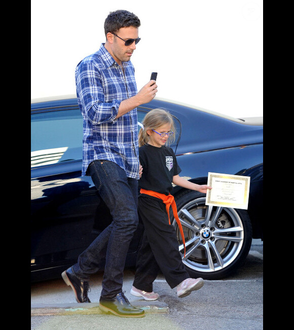 Jennifer Garner et Ben Affleck sont allés chercher leurs filles, Violet et Seraphina, à leur cours de karaté. Violet a obtenu la ceinture orange. Los Angeles, le 26 octobre 2012