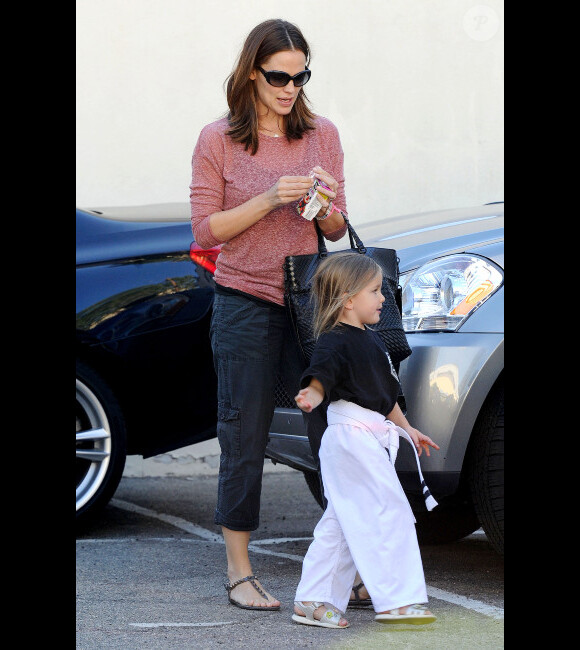 Jennifer Garner et Ben Affleck sont allés chercher leurs filles, Violet et Seraphina, à leur cours de karaté. Violet a obtenu la ceinture orange. Los Angeles, le 26 octobre 2012