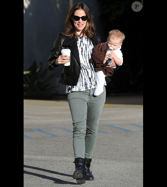 Jennifer Garner, l'adorable Samuel dans les bras, offre un petit-déjeuner chez Starbucks à Seraphina. Los Angeles, 26 octobre 2012