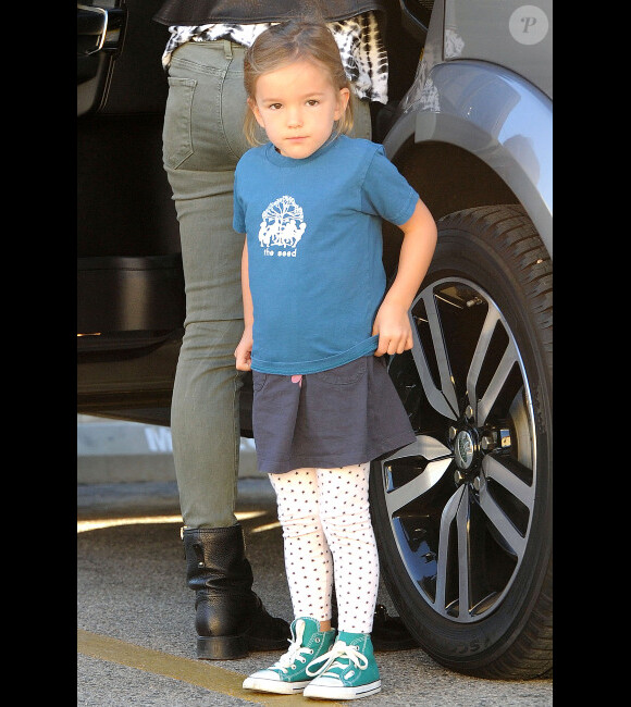 Jennifer Garner, l'adorable Samuel dans les bras, offre un petit-déjeuner chez Starbucks à Seraphina. Los Angeles, 26 octobre 2012
