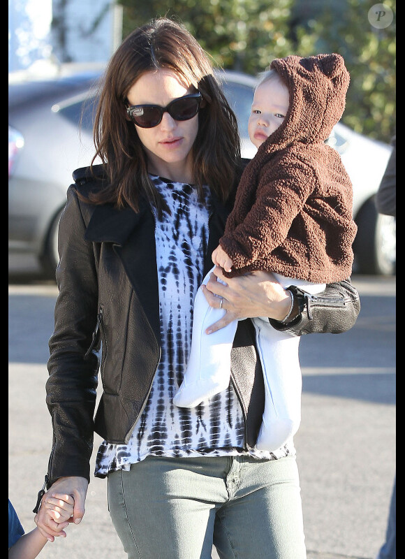 Jennifer Garner, l'adorable Samuel dans les bras, offre un petit-déjeuner chez Starbucks à Seraphina. Los Angeles, 26 octobre 2012