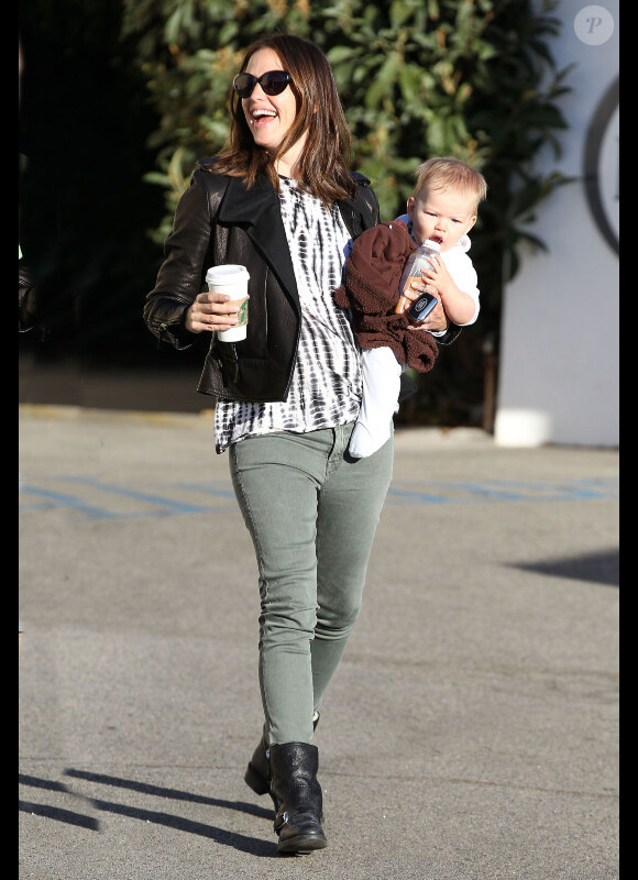 Jennifer Garner, l'adorable Samuel dans les bras, offre un petit-déjeuner chez Starbucks à Seraphina. Los Angeles, 26 octobre 2012