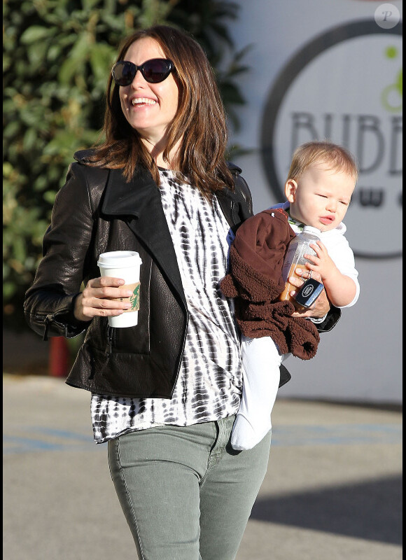 Jennifer Garner, l'adorable Samuel dans les bras, offre un petit-déjeuner chez Starbucks à Seraphina. Los Angeles, 26 octobre 2012