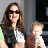 La superbe Jennifer Garner, l'adorable Samuel dans les bras, offre un petit-déjeuner chez Starbucks à Seraphina. Los Angeles, 26 octobre 2012