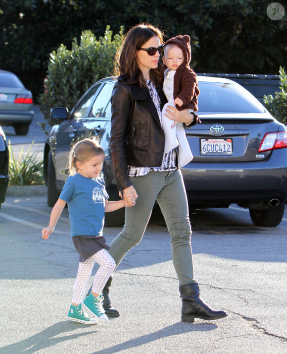 Jennifer Garner, l'adorable Samuel dans les bras, offre un petit-déjeuner chez Starbucks à Seraphina. Los Angeles, 26 octobre 2012