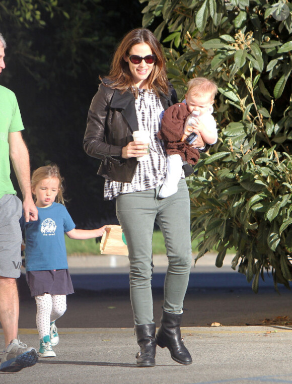 Jennifer Garner, l'adorable Samuel dans les bras, offre un petit-déjeuner chez Starbucks à Seraphina. Los Angeles, 26 octobre 2012