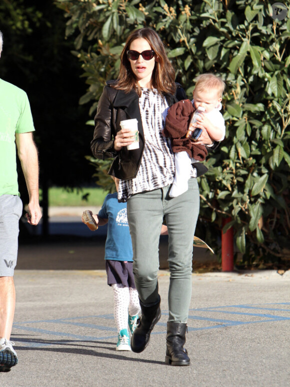 Jennifer Garner, l'adorable Samuel dans les bras, offre un petit-déjeuner chez Starbucks à Seraphina. Los Angeles, 26 octobre 2012