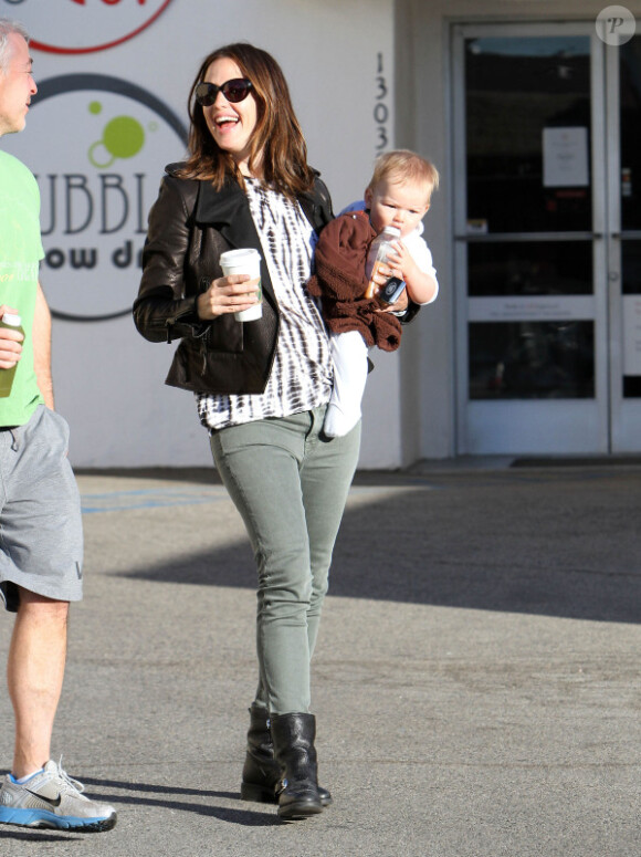 Jennifer Garner, l'adorable Samuel dans les bras, offre un petit-déjeuner chez Starbucks à Seraphina. Los Angeles, 26 octobre 2012