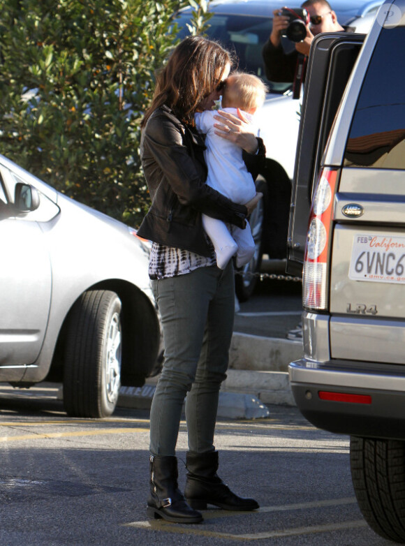 Jennifer Garner, l'adorable Samuel dans les bras, offre un petit-déjeuner chez Starbucks à Seraphina. Los Angeles, 26 octobre 2012