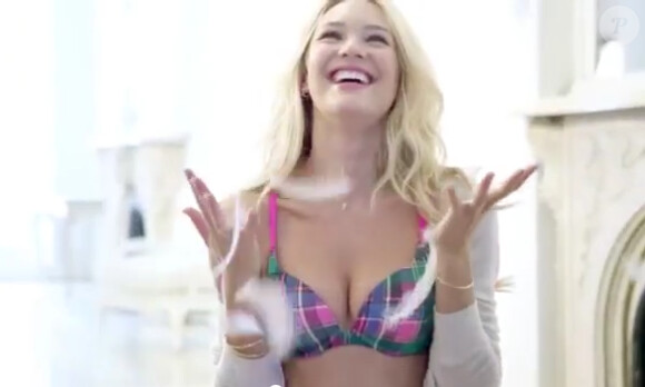 Candice Swanepoel, malicieuse dans la nouvelle campagne Victoria's Secret.