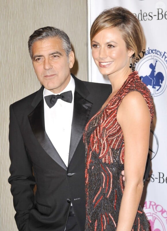 George Clooney et Stacy Keibler souriants lors du Carousel of Hope Gala 2012 à Los Angeles le 2 octobre 2012.