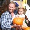 Ian Ziering et sa fille Mia à West Hollywood le 6 octobre 2012 chez Mr. Bones Pumpkin Patch