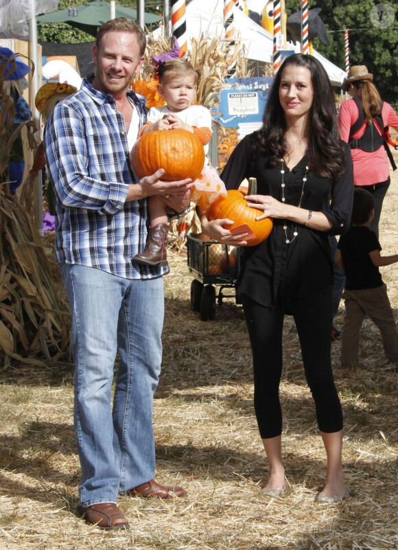 Ian Ziering, sa femme Erin et leur fille Mia à West Hollywood le 6 octobre 2012 chez Mr. Bones Pumpkin Patch
